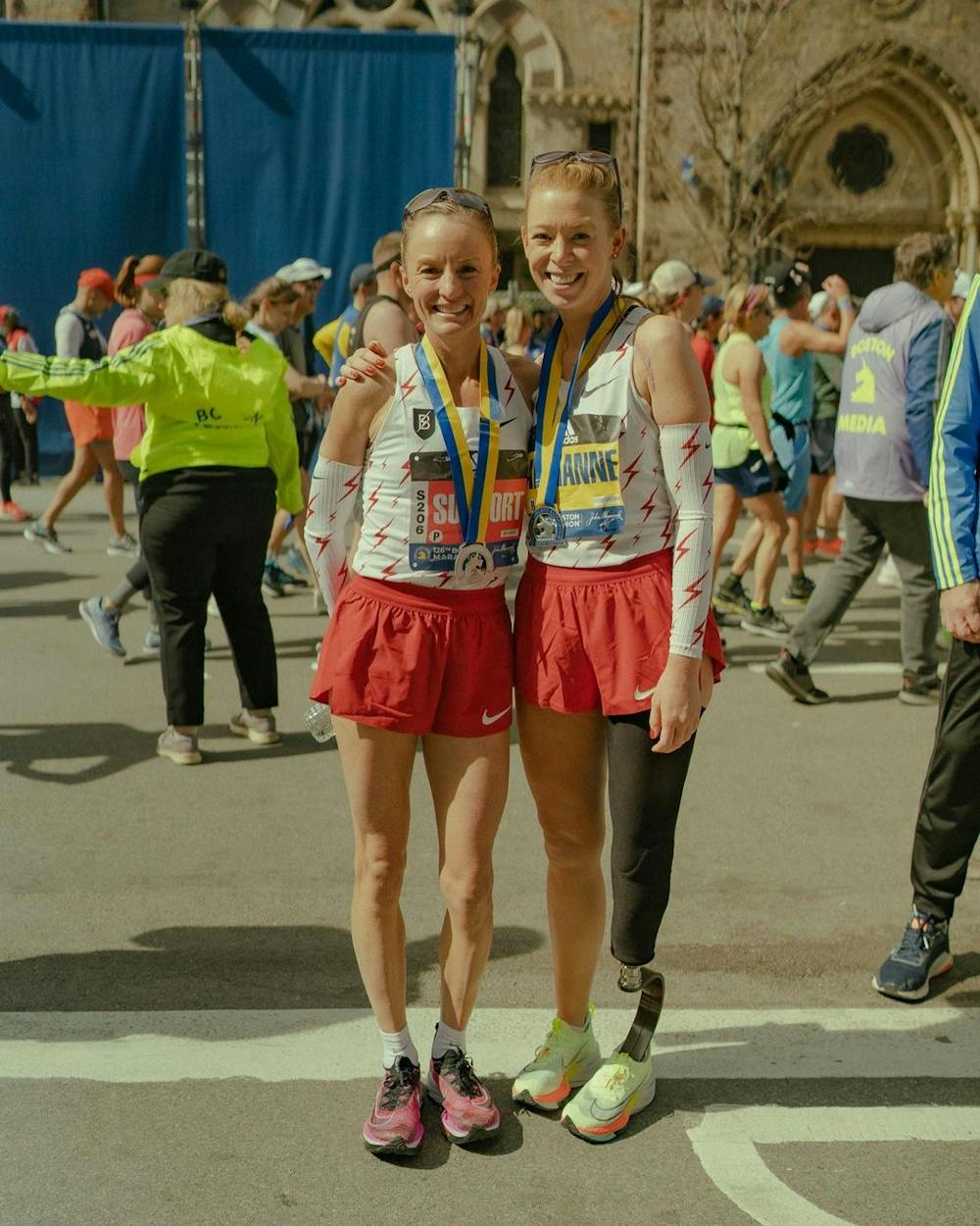 Βοστώνη: Επιζώντας της τρομοκρατικής επίθεσης του 2013 τερμάτισε στον μαραθώνιο μαζί με την Shalane Flanagan! runbeat.gr